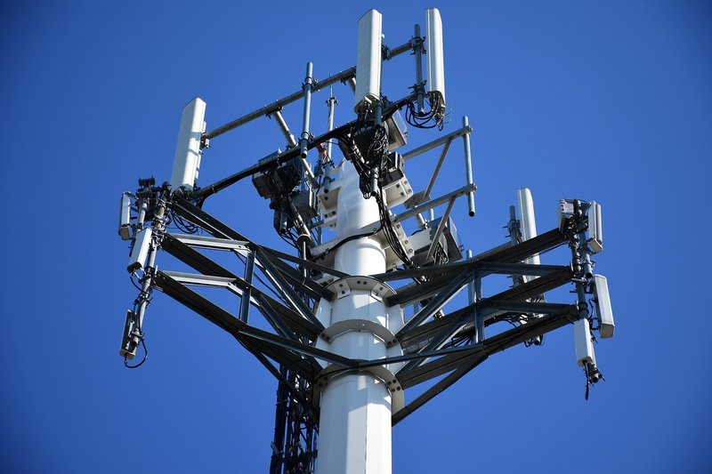5G carriers fight FCC satellite-to-phone plan seen as aiding SpaceX