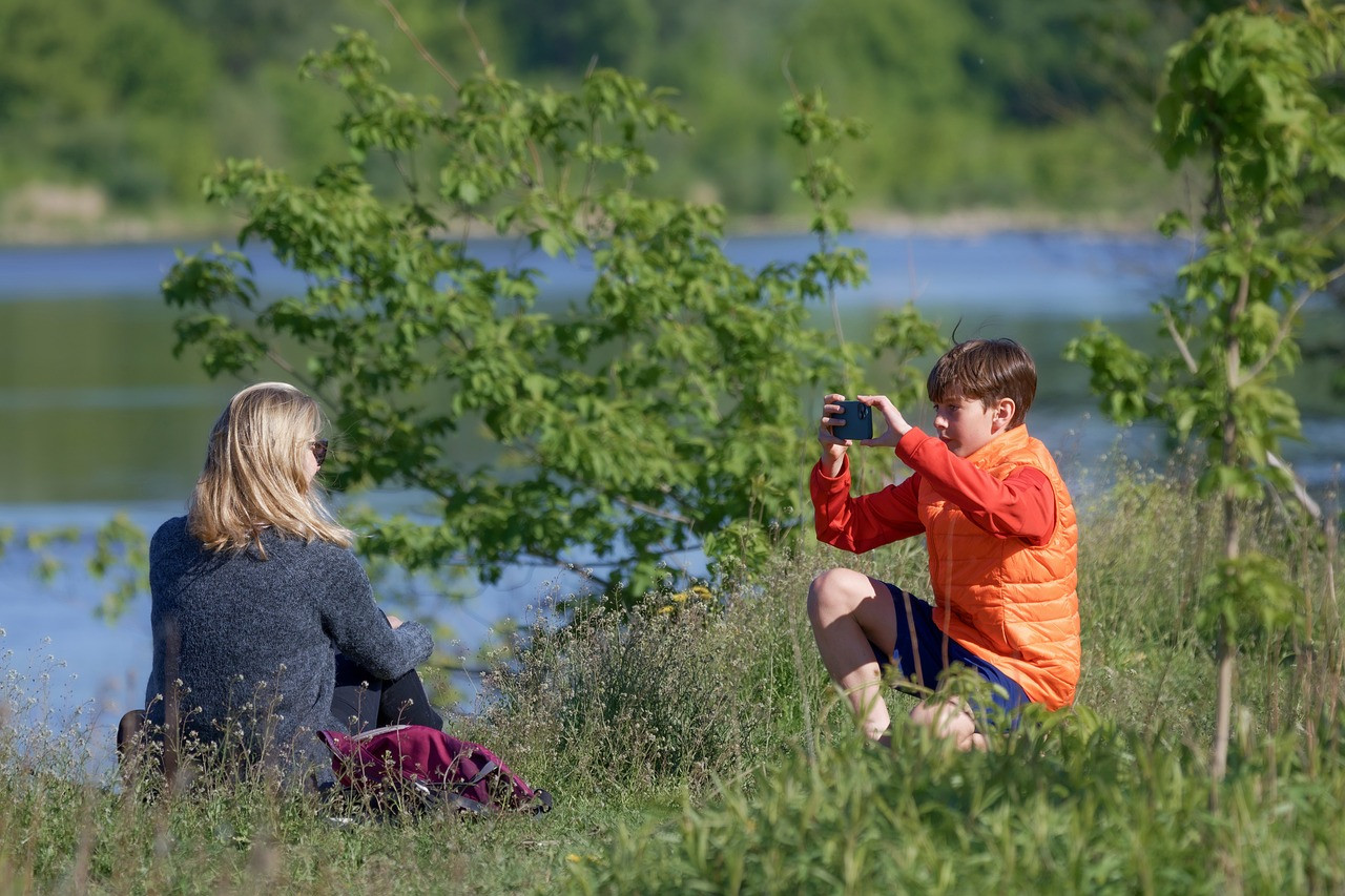 Representative image: mother and child with smartphone