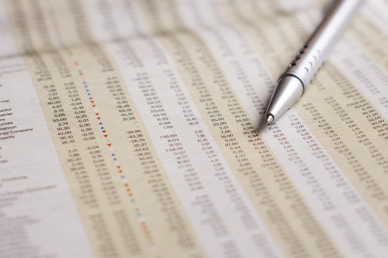 Representative image: stock market screen red numbers