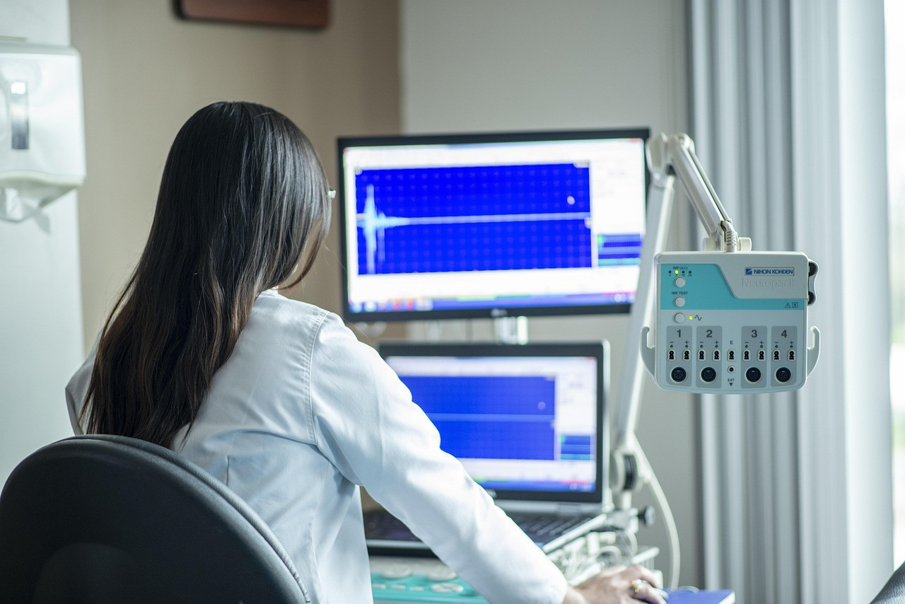 Representative image: doctor using computer