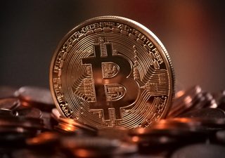 Bitcoin slips 2% in week to $82,900; Ether, Solana fall three times as hard