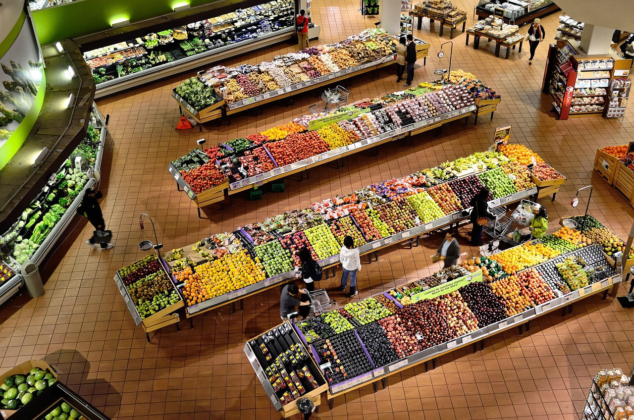Representative image: shopping cart in supermarket aisle