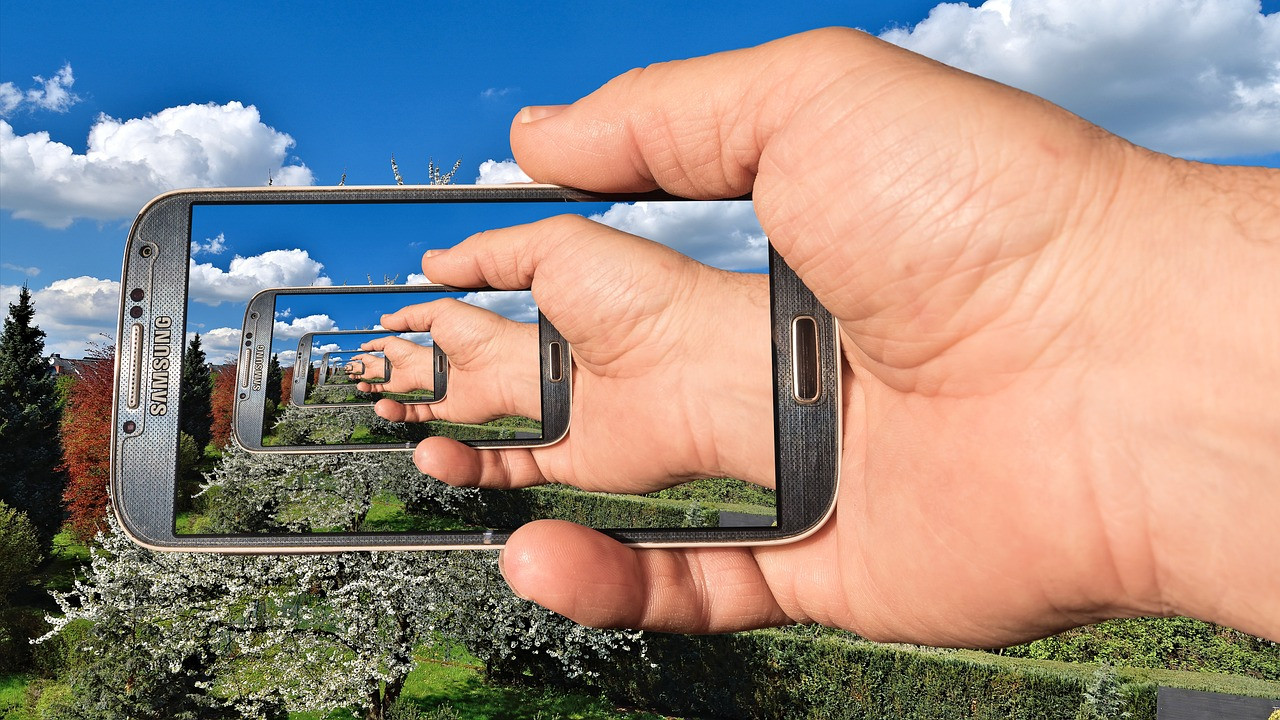 Representative image: smartphone in hands