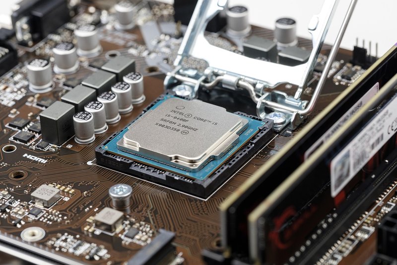 Intel Q3: revenue rises 21% to $16.5 billion, weak outlook sinks shares