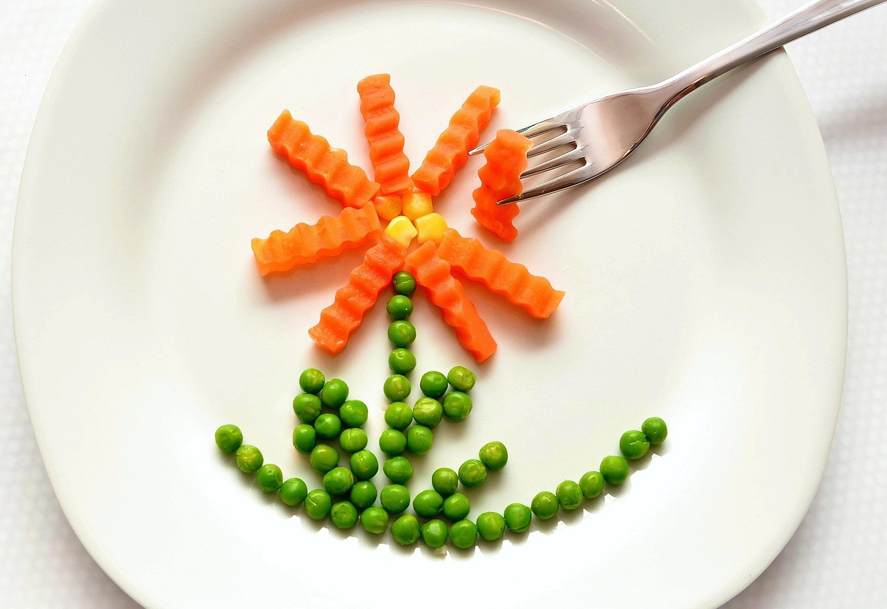 Representative image: healthy meal plate and clock