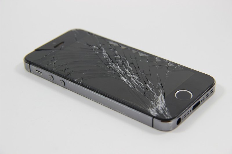 iPhone Duo internal display break reports: early owners see hinge cracks