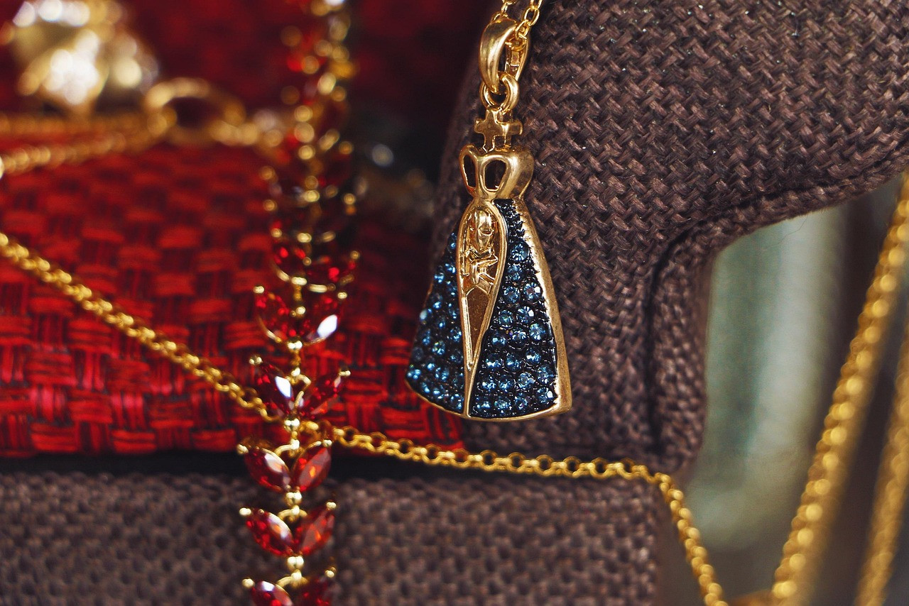 Representative image: gold jewellery showroom display