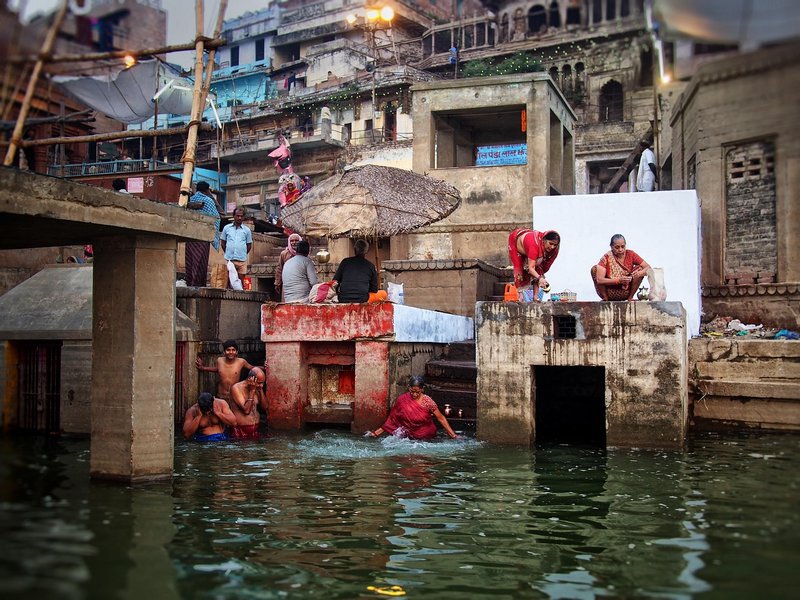 Mahalaya: Bengal offers tarpan at Hooghly ghats as Durga Puja countdown begins