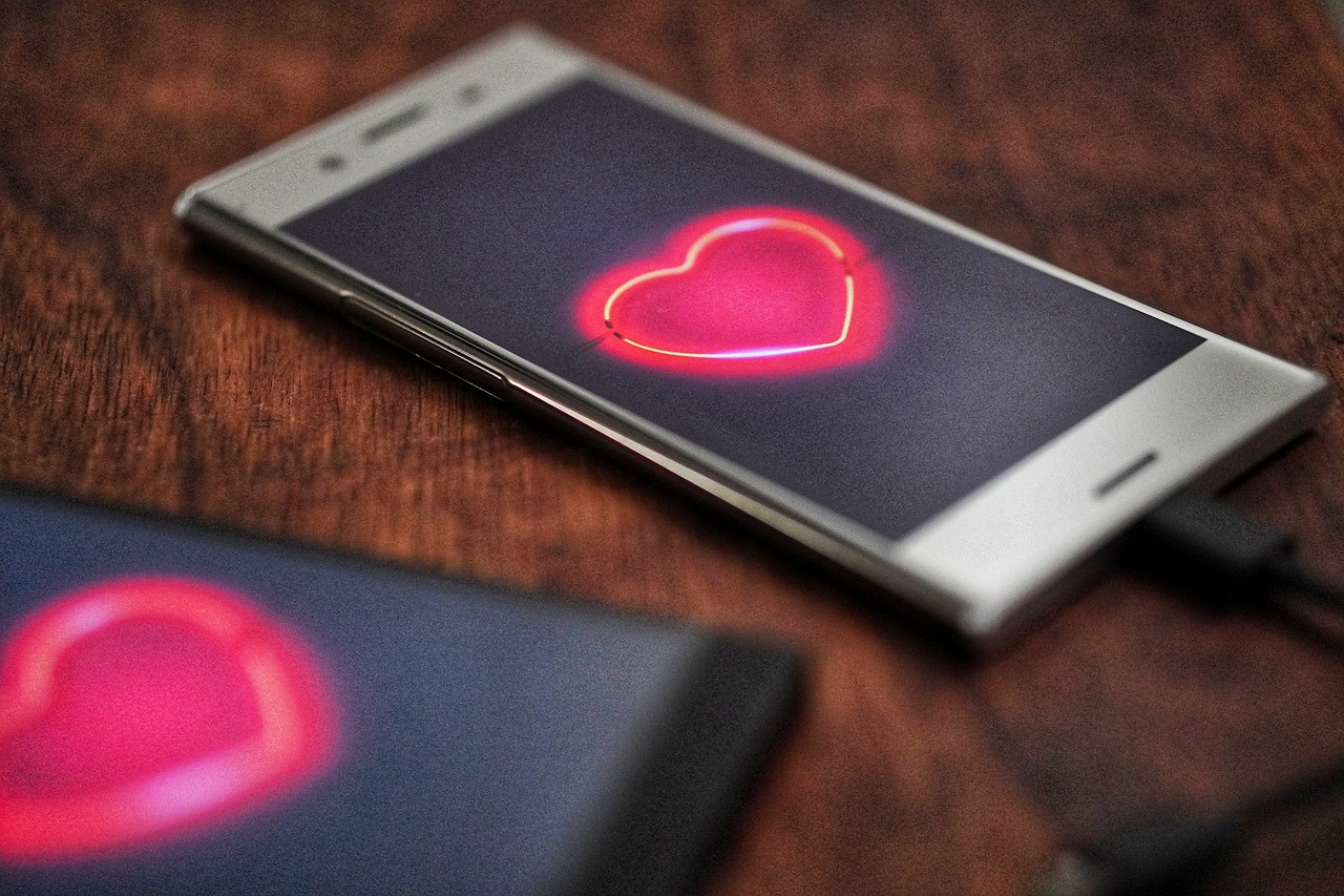 Representative image: smartphone dating app chat