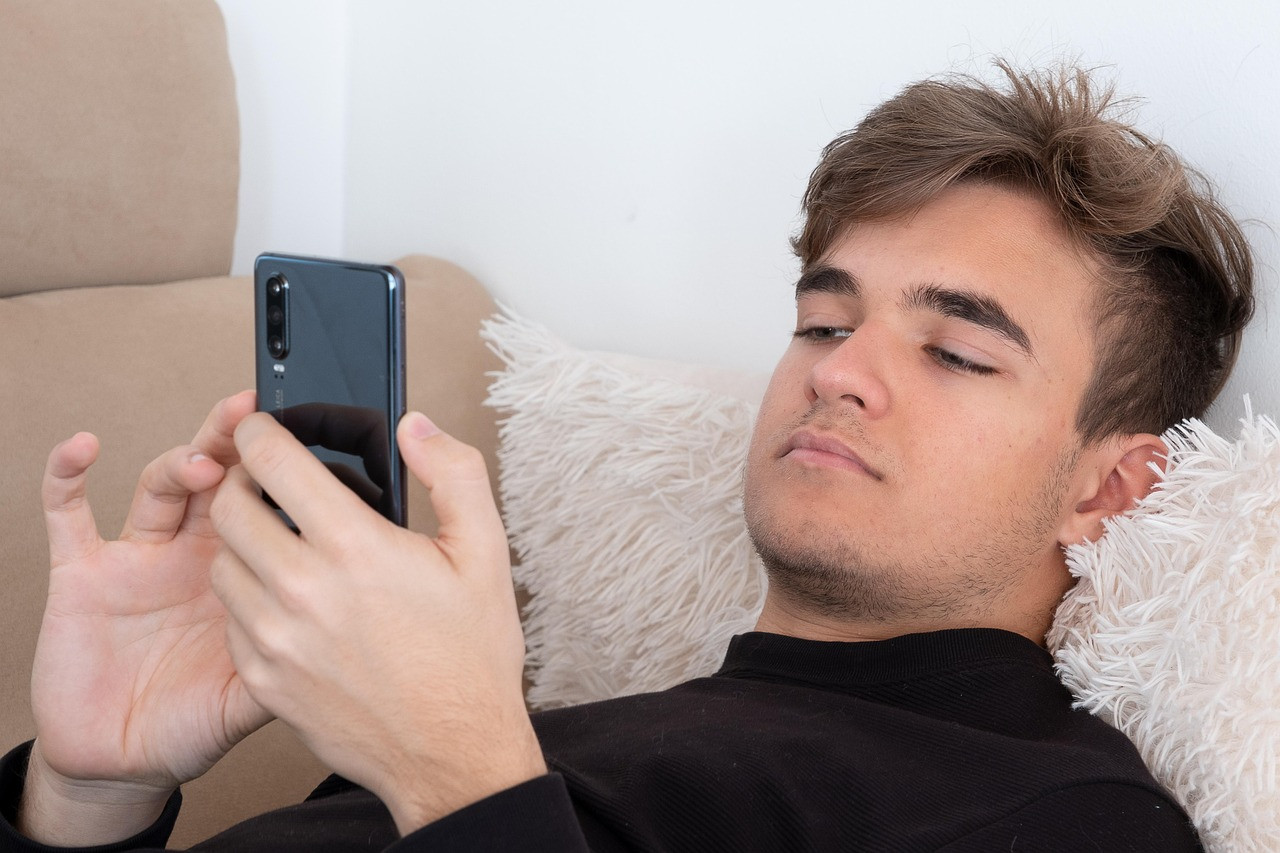 Representative image: teenager scrolling smartphone