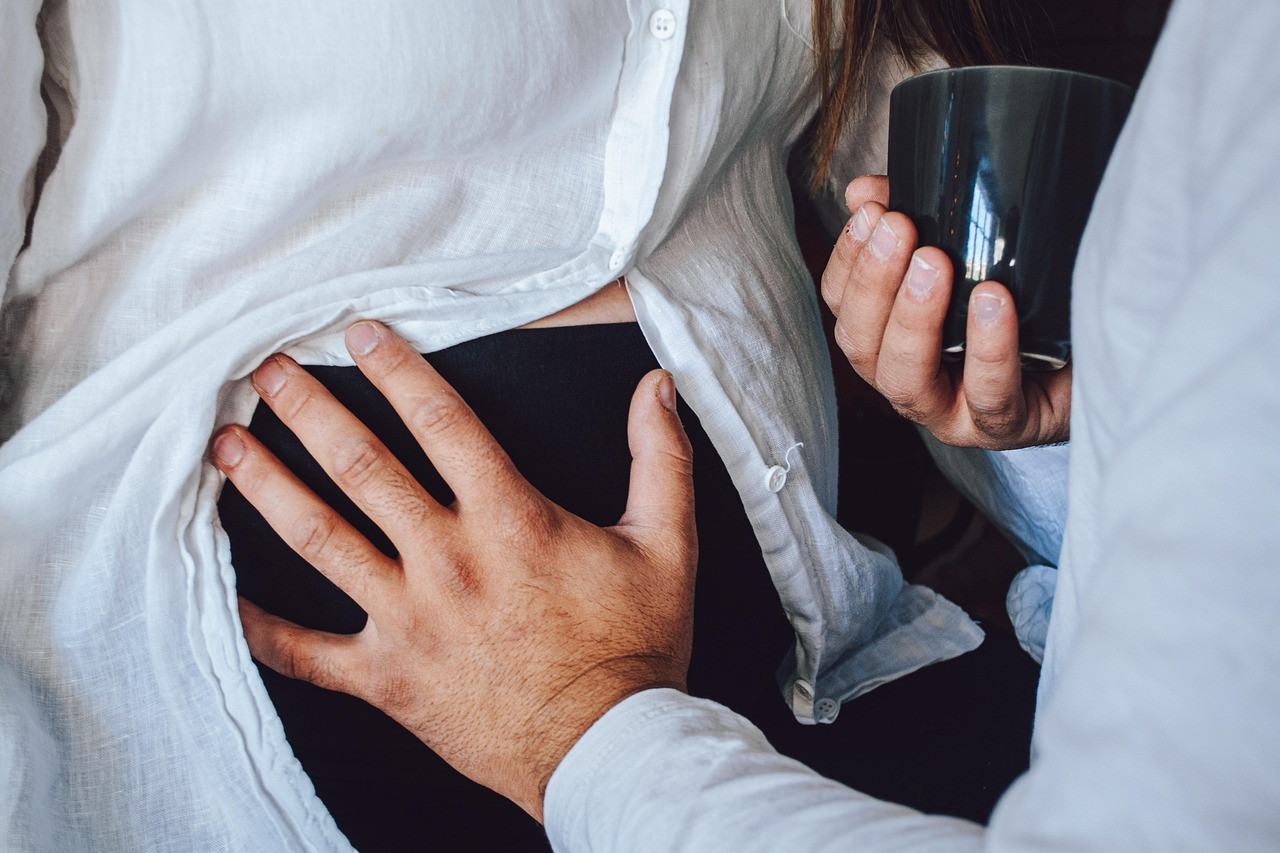 Representative image: pregnant woman using laptop at home