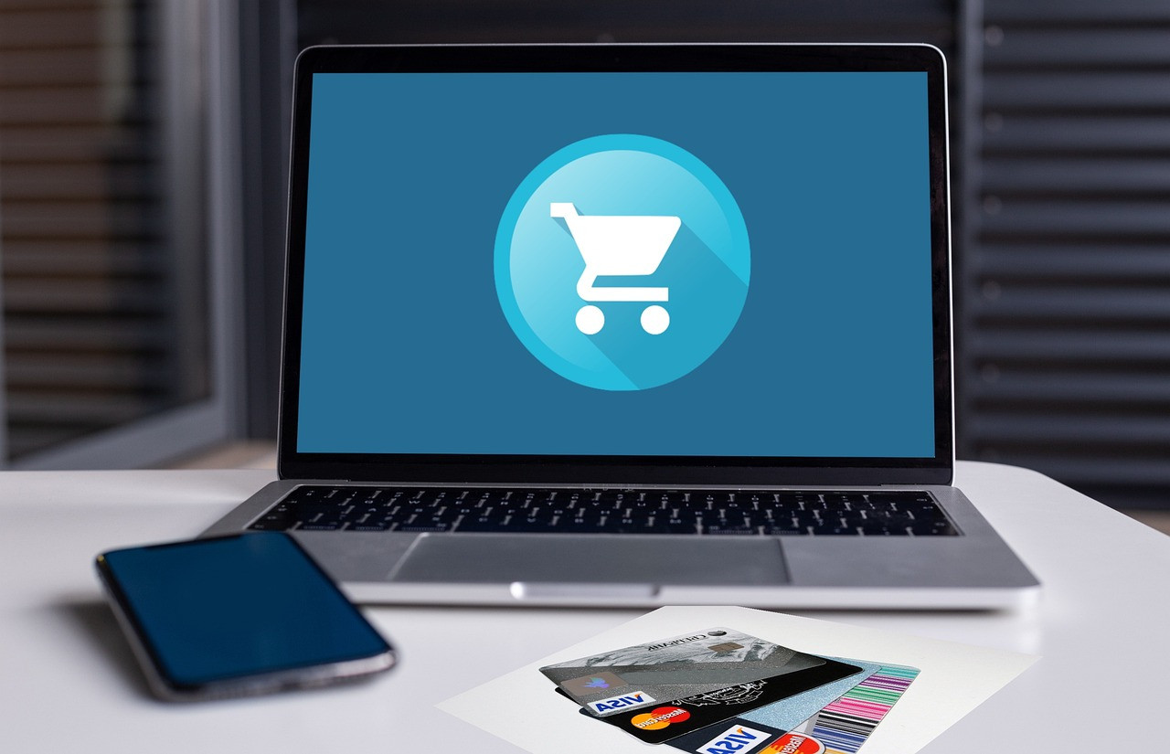 Representative image: credit card online shopping