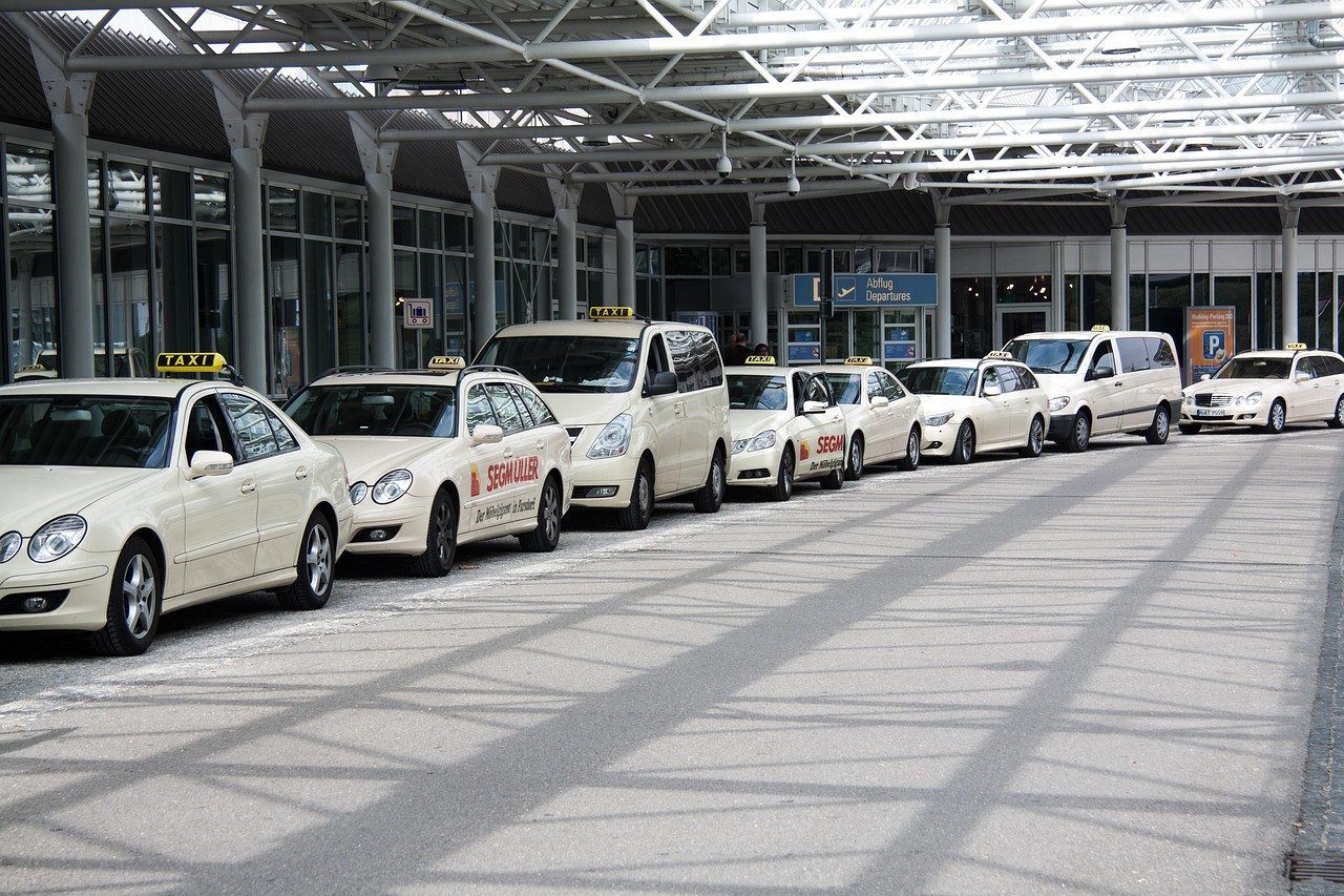 Representative image: airport terminal pickup cars
