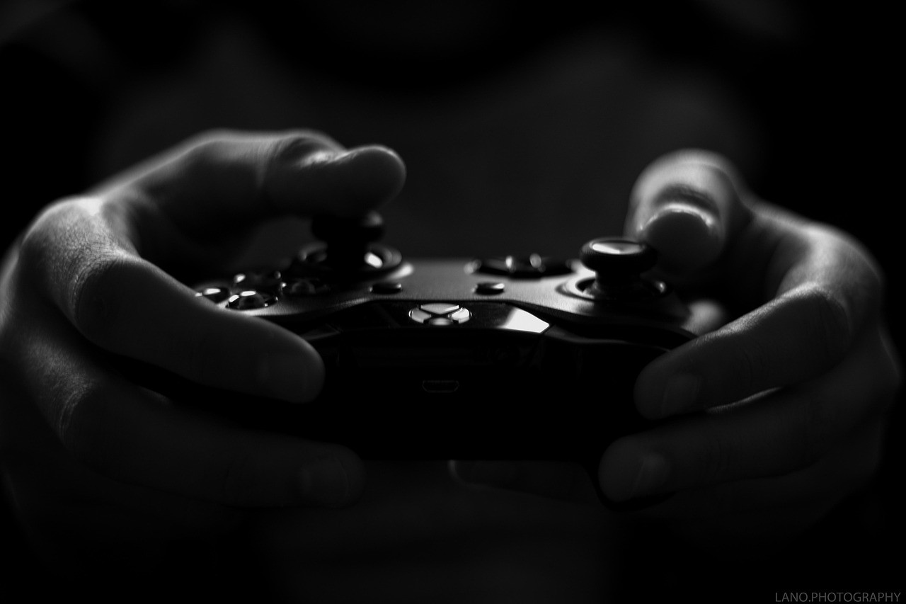 Representative image: hands holding gamepad